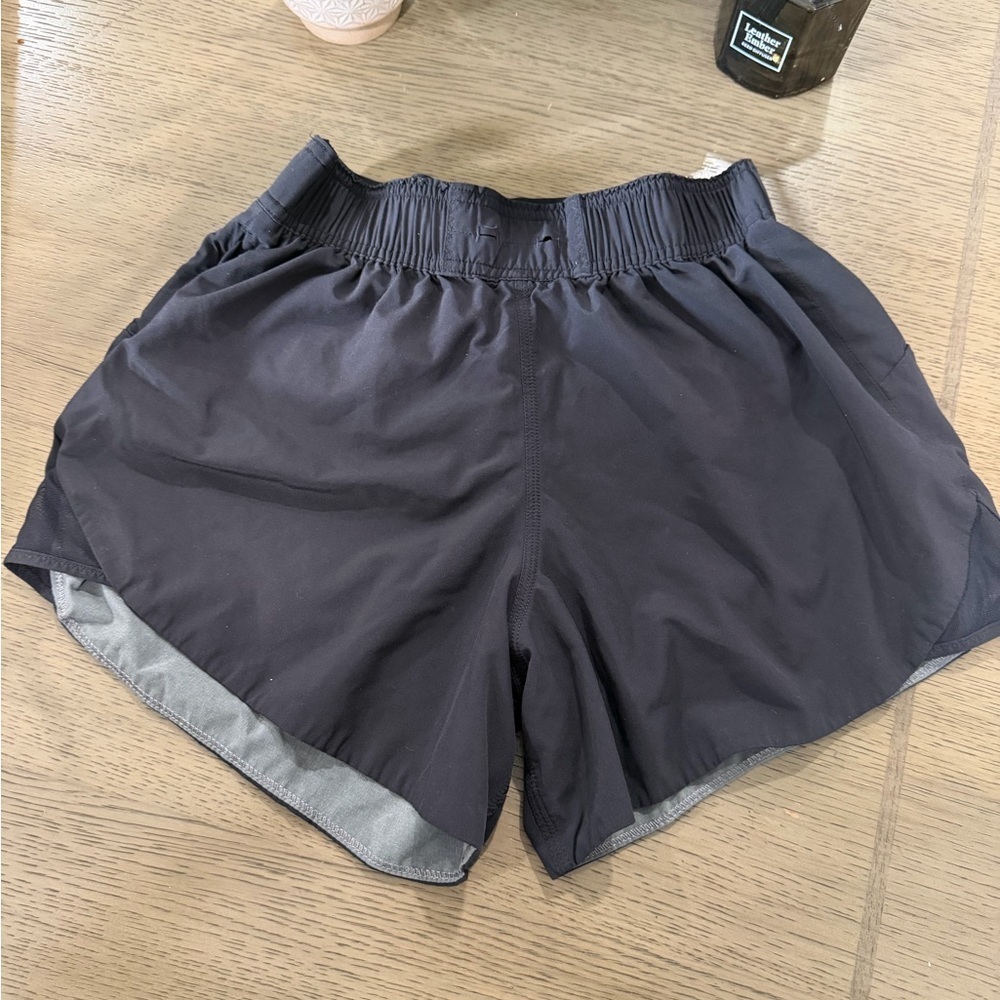 lululemon Women's Black Athletic Running revesible Shorts He lacks the shot.